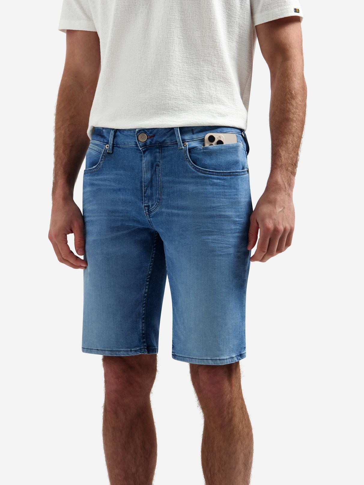 No Excess Short Denim Stretch Bleach Model / Zijkant