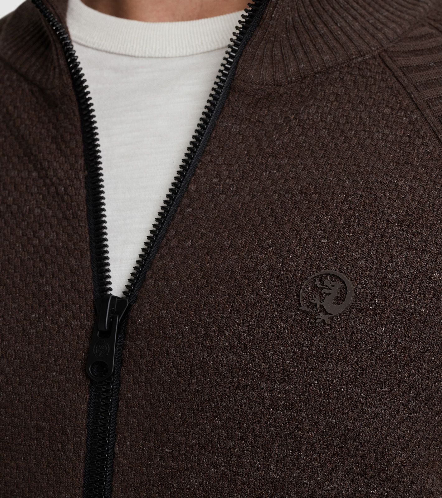 Cast Iron Knitted Cardigan Brown Model / Detail