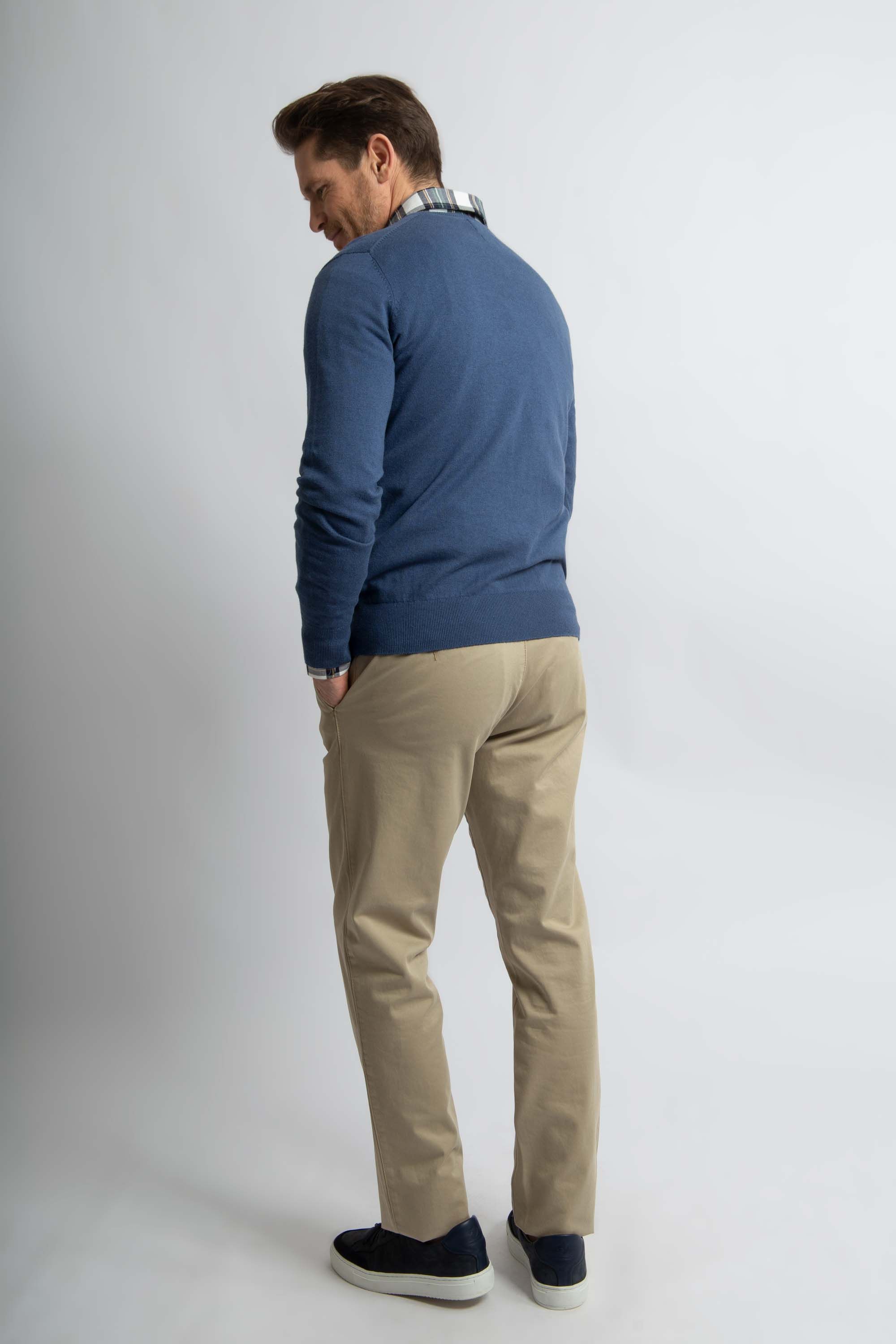 Steppin' Out Men's Cotton-Cashmere V-Neck Pullover Indigo Blue Model / Achterkant