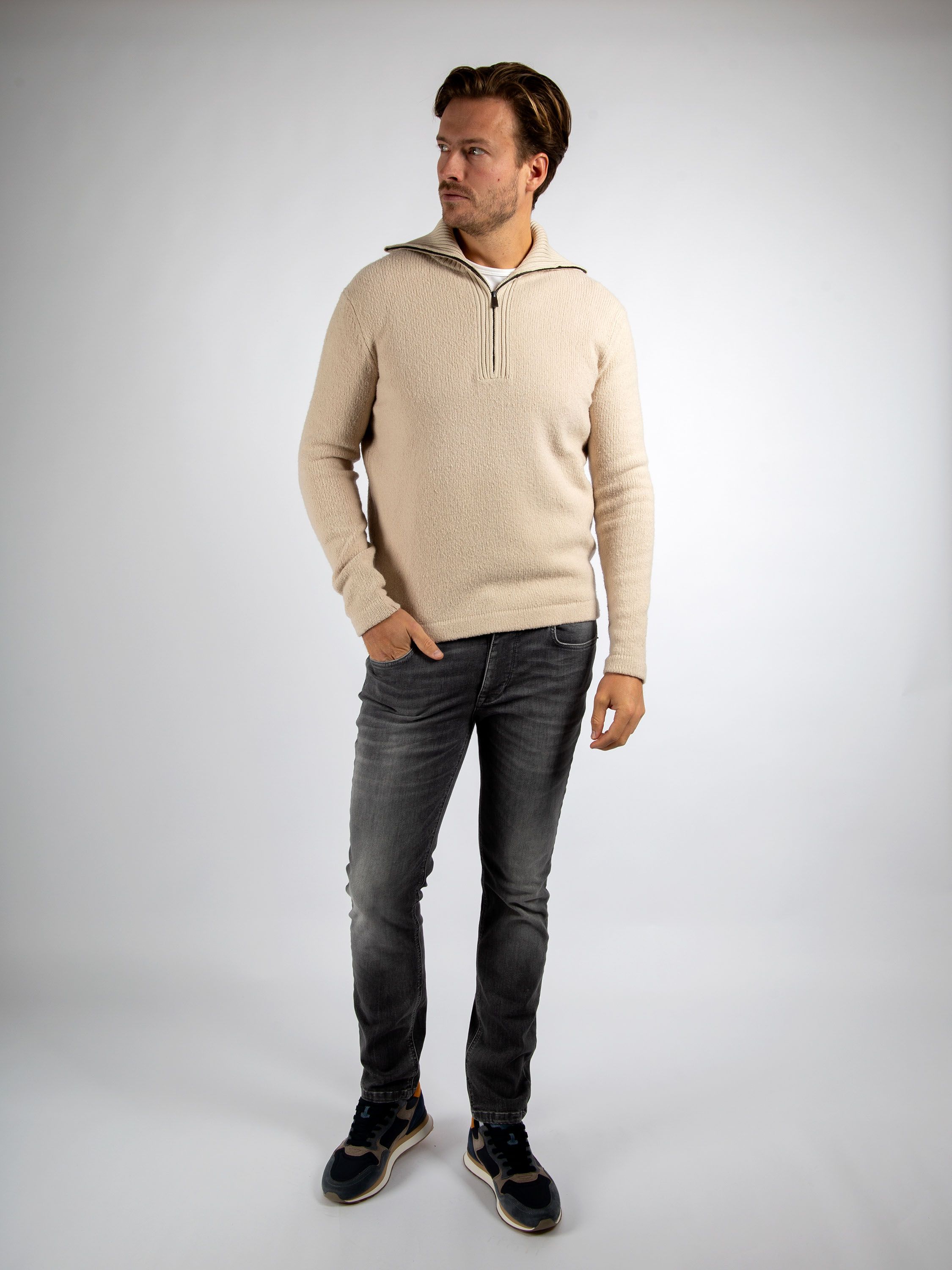 Suitable Deep Zip Pullover Boiled Wool Ecru Model / Voorkant