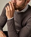Profuomo Pull-over Merino Taupe Model / Detail