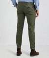 McGregor Chino Moleskin w kolorze oliwkowym Model / Achterkant