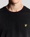 T-Shirt Lyle and Scott nera Model / Detail