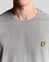 T-Shirt Lyle and Scott szary Model / Detail