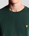 T-Shirt Lyle and Scott verde oscuro Model / Detail