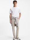 BOSS Chino Slim Greige Model / Voorkant