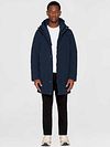 KnowledgeCotton Apparel Climate Shell Jacke Navy Model / Voorkant