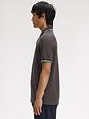 Fred Perry Polo Twin Tipped M3600 Grå 85B Model / Zijkant