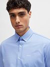 Camisa lisa BOSS azul claro Model / Detail