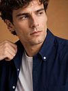 KING Essentials Camisa The Tommy azul marino Model / Detail