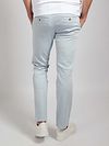 Chino Suitable Philo Flex azul claro Model / Achterkant