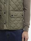 Barbour New Lowerdale Gilet Oliven Model / Detail