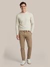 Suitable Chino Peano Twill Sand Model / Voorkant