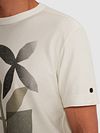 Cast Iron Camiseta Logo Blanco Roto Model / Detail