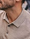 Suitable Poloshirt Rishi Merino Wolle Beige Model / Sfeerbeeld