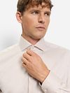 OLYMP Level 5 Camisa Elegante Off White Model / Detail