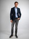 Suitable Blazer Herringbone Merino Wool Navy Model / Voorkant mit Stefan