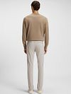 BOSS Chino Slim Greige Model / Achterkant