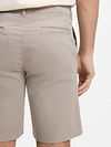 BOSS Bermuda Chino Slim Fit Greige Model / Detail