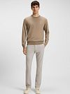 BOSS Chino Slim Greige Model / Voorkant