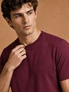 KING Essentials The Shawn T-Shirt Burdeos Model / Voorkant