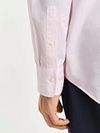 Camicia GANT in popeline Banker a righe rosa chiaro Model / Detail