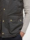 Chaleco encerado Barbour Westmoreland en verde oliva Model / Detail