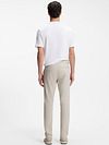 Chinosy BOSS slim fit w kolorze greige Model / Achterkant