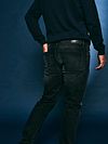 KING Essentials The Jason Jeans czarne Model / Achterkant