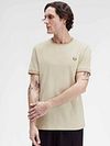 Fred Perry Twin Tipped Camiseta Beige Model / Voorkant