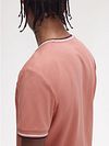 Fred Perry M1588 T-Shirt Twin Tipped Rosa Model / Achterkant