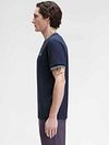 Fred Perry Twin Tipped Camiseta Navy Model / Zijkant