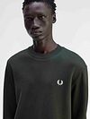 Fred Perry Sweater Logo Dark Green Model / Detail