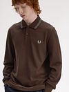 Fred Perry Langarm-Poloshirt Braun 49A Model / Voorkant
