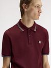 Fred Perry Polo Twin Tipped M3600 Röd 08B Model / Voorkant