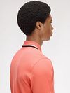 Fred Perry Polo Twin Tipped M3600 Rosa 04C Model / Achterkant