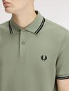 Fred Perry Polo Twin Tipped M3600 Grön S23 Model / Detail