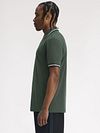 Fred Perry Polo Twin Tipped M3600 Mörkgrön 53A Model / Zijkant