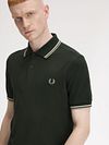 Fred Perry Polo Twin Tipped M3600 Dunkelgrün Model / Detail