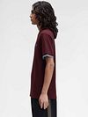 Fred Perry T-shirt Twin Tipped M1588 Bordeaux Model / Zijkant