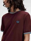 Fred Perry M1588 Twin Tipped T-skjorte Burgunder Model / Detail