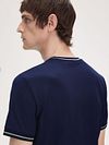 Fred Perry M1588 Zweifach-Geknöpftes T-Shirt Navy Model / Achterkant
