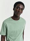 Gant T-shirt Shield Logo Green Model / Voorkant