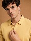 King Essentials The James Poloshirt Gelb Model / Detail