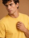 King Essentials The Steve T-Shirt Gelb Model / Detail
