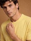 King Essentials The Steve T-Shirt Hellgelb Model / Detail