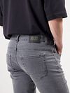 MUD Jeans Denim Rick Grey Model / Detail