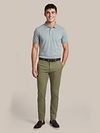 Suitable Chino Peano Twill Light Olive Model / Voorkant