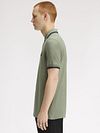 Fred Perry Polo Twin Tipped M3600 Grön S23 Model / Zijkant