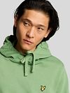 Hoodie verde de Lyle and Scott Model / Detail